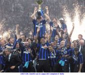2007/08: Zanetti con la coppa dei Campioni d' Italia